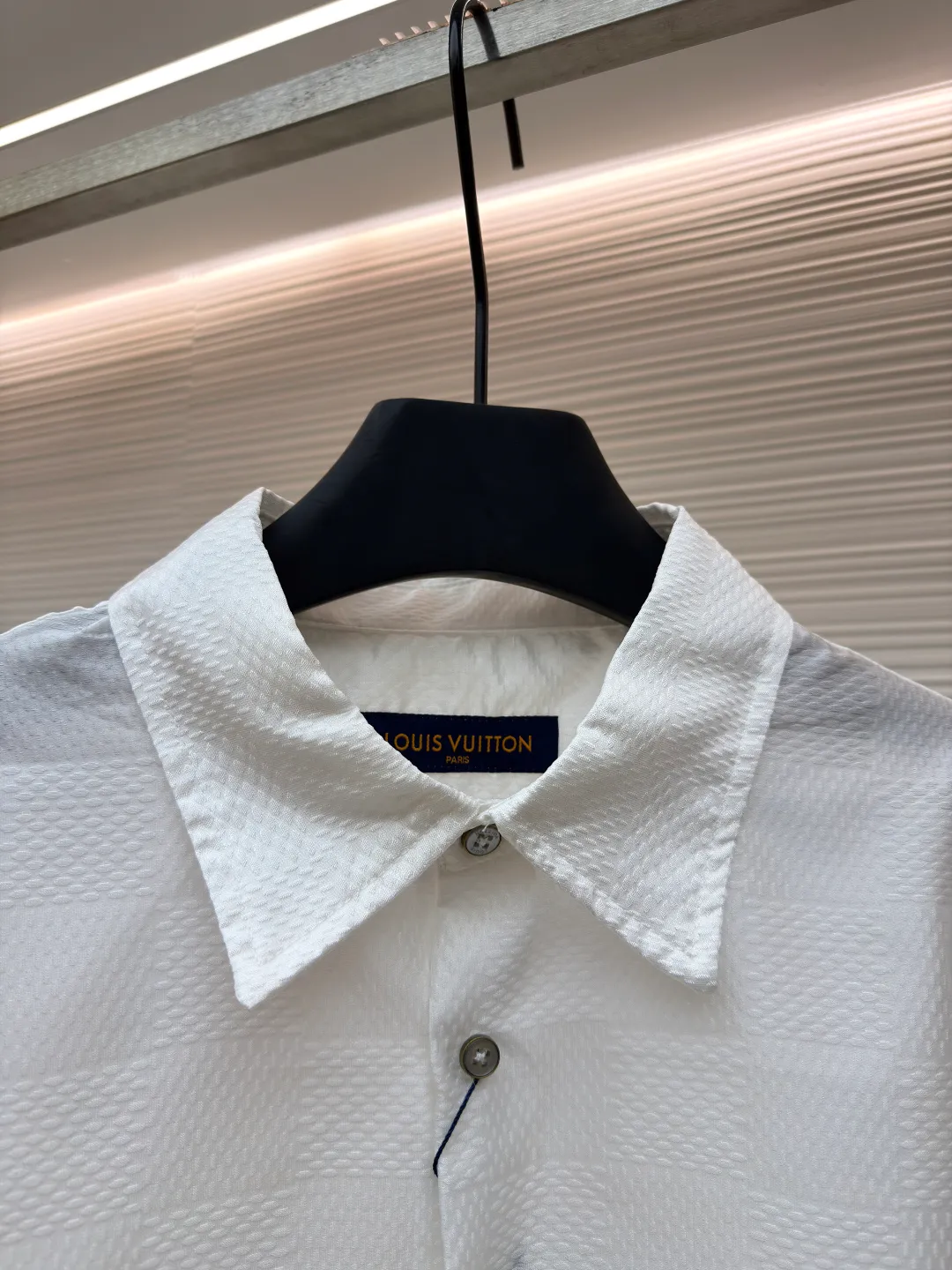 LOUIS VUITTON checkerboard jacquard long-sleeved shirt ●Original version: Purchased and developed by 7269 ●Item number: 1681031-A85 ●Fabric: mulberry silk fabric ●Technology: full-width jacquard production ●Version: fitted version ●Weight: about 280 grams ●Size: S-M-L-XL ●Description: Customized mulberry silk jacquard fabric, 75D high temperature, fermented fabric wash, customized buttons, customized logo, jacquard embellishment to upgrade the gorgeous style of woolen evening suit with exquisite luster texture. The overall wiring is straight and delicate, the fabric is comfortable and soft, and the color is consistent without color difference. It can be matched with the same style to create a fashionable look and control various occasions. Customized accessories, complete with three standards, same style for men and women!